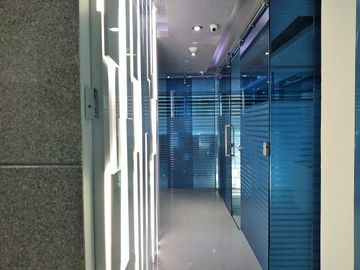 OFICINA EN VENTA AMUEBLADA DE 118m2 PISO 15 EN TORRE JV3, ZONA ANGELÓPOLIS!!