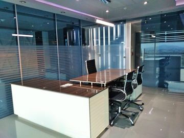 OFICINA EN VENTA AMUEBLADA DE 118m2 PISO 15 EN TORRE JV3, ZONA ANGELÓPOLIS!!
