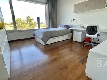 BAU PROPIEDADES: Casa  en venta al Golf y a la laguna interna- El Golf - Nordelta