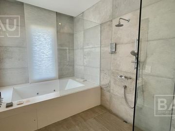 BAU PROPIEDADES: Casa  en venta al Golf y a la laguna interna- El Golf - Nordelta