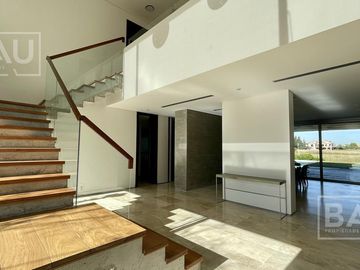 BAU PROPIEDADES: Casa  en venta al Golf y a la laguna interna- El Golf - Nordelta