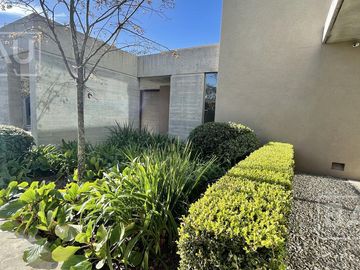 BAU PROPIEDADES: Casa  en venta al Golf y a la laguna interna- El Golf - Nordelta
