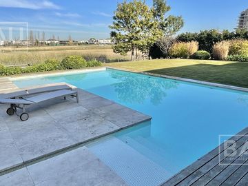BAU PROPIEDADES: Casa  en venta al Golf y a la laguna interna- El Golf - Nordelta