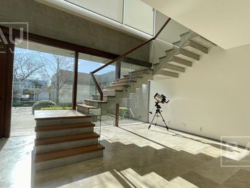 BAU PROPIEDADES: Casa  en venta al Golf y a la laguna interna- El Golf - Nordelta