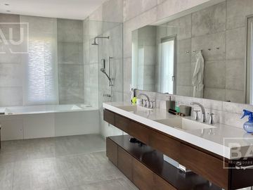 BAU PROPIEDADES: Casa  en venta al Golf y a la laguna interna- El Golf - Nordelta