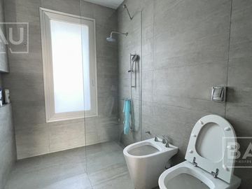 BAU PROPIEDADES: Casa  en venta al Golf y a la laguna interna- El Golf - Nordelta