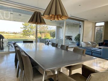 BAU PROPIEDADES: Casa  en venta al Golf y a la laguna interna- El Golf - Nordelta