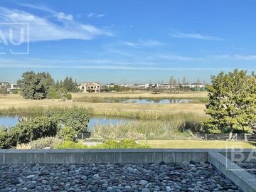 BAU PROPIEDADES: Casa  en venta al Golf y a la laguna interna- El Golf - Nordelta