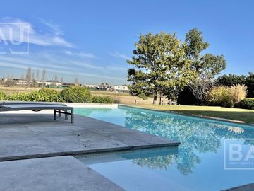 BAU PROPIEDADES: Casa  en venta al Golf y a la laguna interna- El Golf - Nordelta