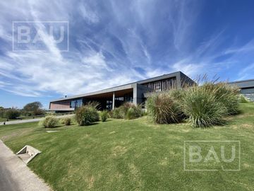 BAU PROPIEDADES: Casa  en venta al Golf y a la laguna interna- El Golf - Nordelta