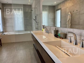 BAU PROPIEDADES: Casa  en venta al Golf y a la laguna interna- El Golf - Nordelta