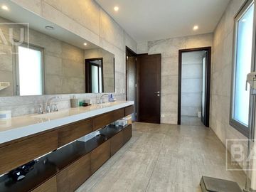 BAU PROPIEDADES: Casa  en venta al Golf y a la laguna interna- El Golf - Nordelta