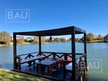 BAU PROPIEDADES: Casa  en venta al Golf y a la laguna interna- El Golf - Nordelta
