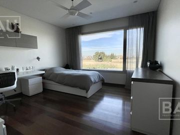 BAU PROPIEDADES: Casa  en venta al Golf y a la laguna interna- El Golf - Nordelta