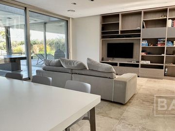 BAU PROPIEDADES: Casa  en venta al Golf y a la laguna interna- El Golf - Nordelta
