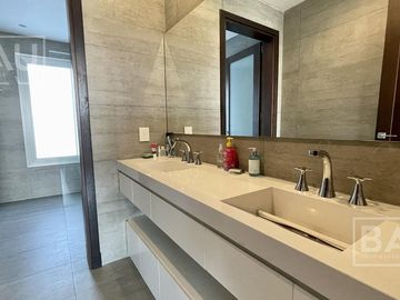 BAU PROPIEDADES: Casa  en venta al Golf y a la laguna interna- El Golf - Nordelta
