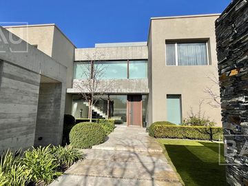 BAU PROPIEDADES: Casa  en venta al Golf y a la laguna interna- El Golf - Nordelta