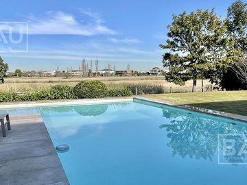 BAU PROPIEDADES: Casa  en venta al Golf y a la laguna interna- El Golf - Nordelta