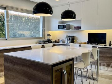 BAU PROPIEDADES: Casa  en venta al Golf y a la laguna interna- El Golf - Nordelta