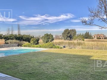 BAU PROPIEDADES: Casa  en venta al Golf y a la laguna interna- El Golf - Nordelta
