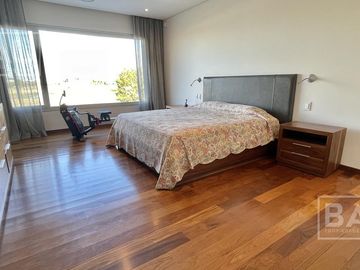 BAU PROPIEDADES: Casa  en venta al Golf y a la laguna interna- El Golf - Nordelta