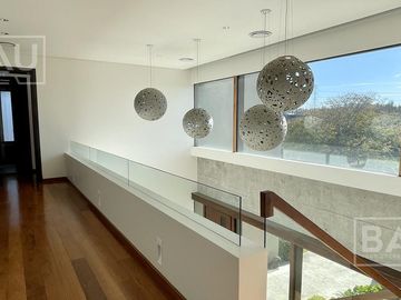 BAU PROPIEDADES: Casa  en venta al Golf y a la laguna interna- El Golf - Nordelta