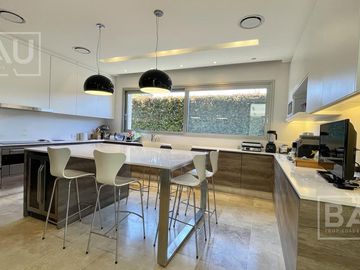 BAU PROPIEDADES: Casa  en venta al Golf y a la laguna interna- El Golf - Nordelta