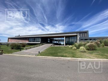 BAU PROPIEDADES: Casa  en venta al Golf y a la laguna interna- El Golf - Nordelta