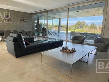 BAU PROPIEDADES: Casa  en venta al Golf y a la laguna interna- El Golf - Nordelta