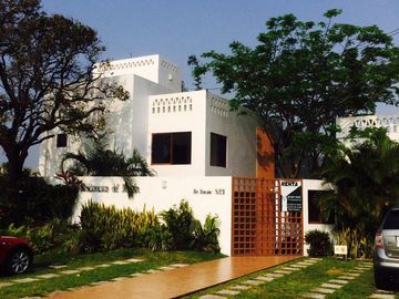 Casas en conjunto residencial en Boca del Rio a orilla del rio con alberca