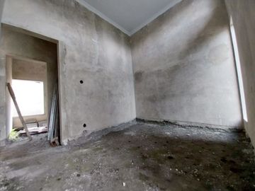SISA 3 UNIT! Rumah Proses Bangun Desain Apik Dekat Lapangan Denggung