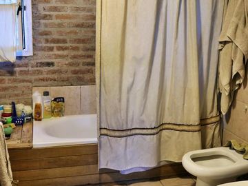 Casa 5 dormitorios - Barrio Los Caracoles