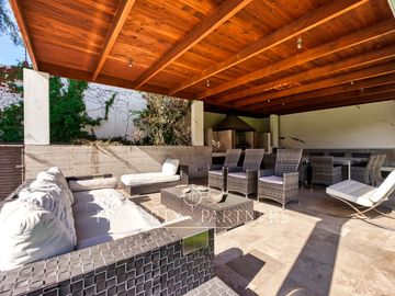 Espectacular casa  mediterránea en Los Nogales. Gran jardín