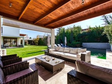 Espectacular casa  mediterránea en Los Nogales. Gran jardín