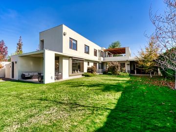 Espectacular casa  mediterránea en Los Nogales. Gran jardín