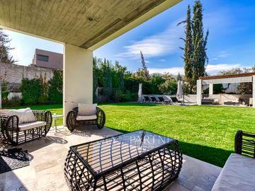 Espectacular casa  mediterránea en Los Nogales. Gran jardín