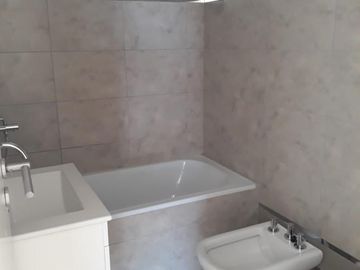 Departamento 3 amb. c/cochera cubierta, edificio NUEVO PRECIO Excelente ubicación CENTRO Lanus O.