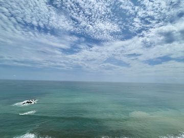 Salinas - San Lorenzo, departamento vista al mar con 3 dormitorios y en primera linea del malecón, en venta.