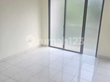 Rumah Miinimalis Dua Lantai Lokasi Strategis Dekat Aeon Mal