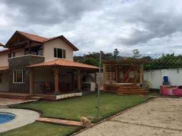 Vendo amplia propiedad con dos casas en Malacatos