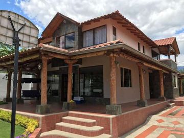 Vendo amplia propiedad con dos casas en Malacatos