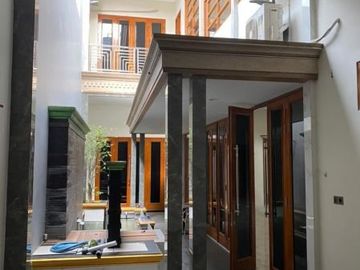 Rumah Mewah 3 Lt di Gayungsari dekat Raya A yani, Masjid agung sby, Mall dan Bandara