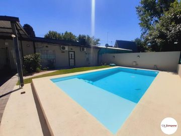 Venta Casa quinta 6 ambientes  con pileta, cochera, quincho, jardín. Acepta permuta Gral. Rodriguez