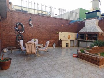 CASA CON JARDIN EN DOS PLANTAS , CHALET EN DOS PLANTAS DE AMPLIAS DIMENSIONES Y EXC UBICACION , A UNA CUADRA DE EMILIO CASTRO