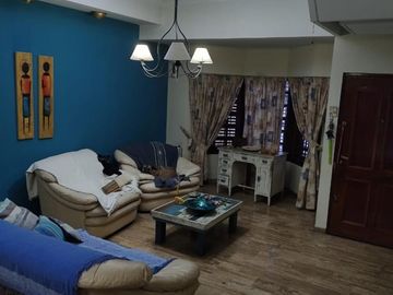 CASA CON JARDIN EN DOS PLANTAS , CHALET EN DOS PLANTAS DE AMPLIAS DIMENSIONES Y EXC UBICACION , A UNA CUADRA DE EMILIO CASTRO
