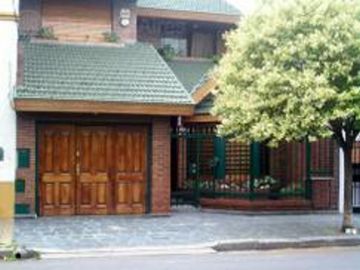 CASA CON JARDIN EN DOS PLANTAS , CHALET EN DOS PLANTAS DE AMPLIAS DIMENSIONES Y EXC UBICACION , A UNA CUADRA DE EMILIO CASTRO