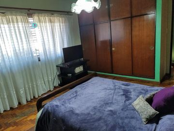 CASA CON JARDIN EN DOS PLANTAS , CHALET EN DOS PLANTAS DE AMPLIAS DIMENSIONES Y EXC UBICACION , A UNA CUADRA DE EMILIO CASTRO