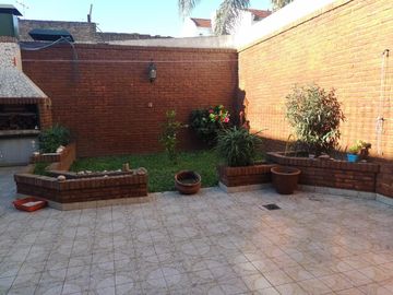 CASA CON JARDIN EN DOS PLANTAS , CHALET EN DOS PLANTAS DE AMPLIAS DIMENSIONES Y EXC UBICACION , A UNA CUADRA DE EMILIO CASTRO