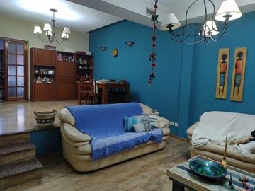 CASA CON JARDIN EN DOS PLANTAS , CHALET EN DOS PLANTAS DE AMPLIAS DIMENSIONES Y EXC UBICACION , A UNA CUADRA DE EMILIO CASTRO