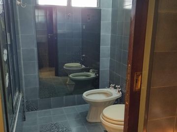 CASA CON JARDIN EN DOS PLANTAS , CHALET EN DOS PLANTAS DE AMPLIAS DIMENSIONES Y EXC UBICACION , A UNA CUADRA DE EMILIO CASTRO